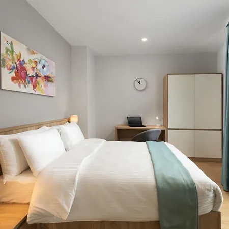 أثينا سويتس بوخارست