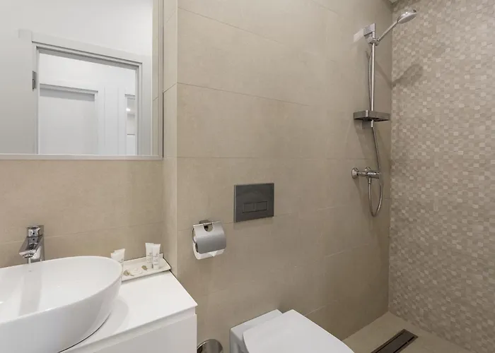 Отель Athina 4*